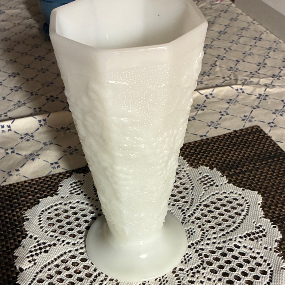 White Milk Glass Decorative Vase - Elegant Home Accent. Ventige
